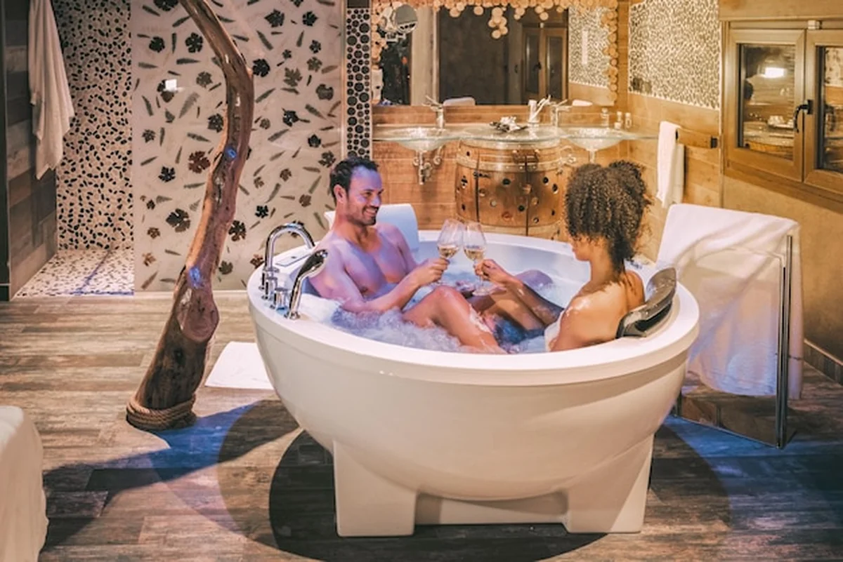 Szczęśliwa para w jacuzzi z winem