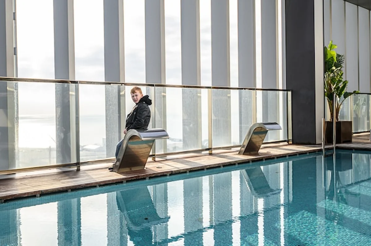 Basen na dachu hotelu z widokiem na wieżowce