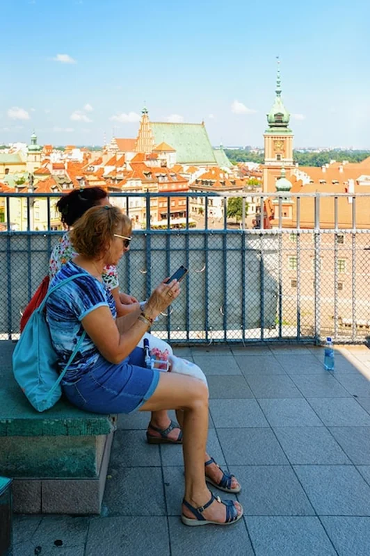 Kobiety patrzące na telefon na Zamku Królewskim w Warszawie