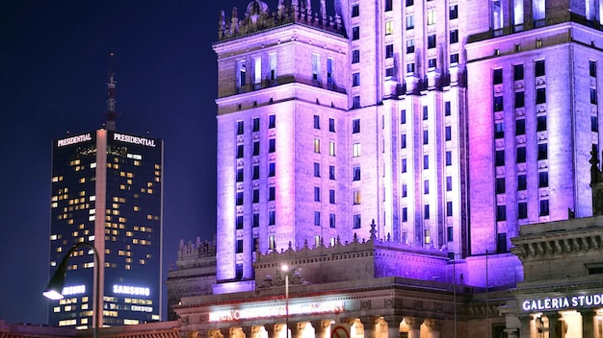 Warszawa nocą z drapaczami chmur w centrum