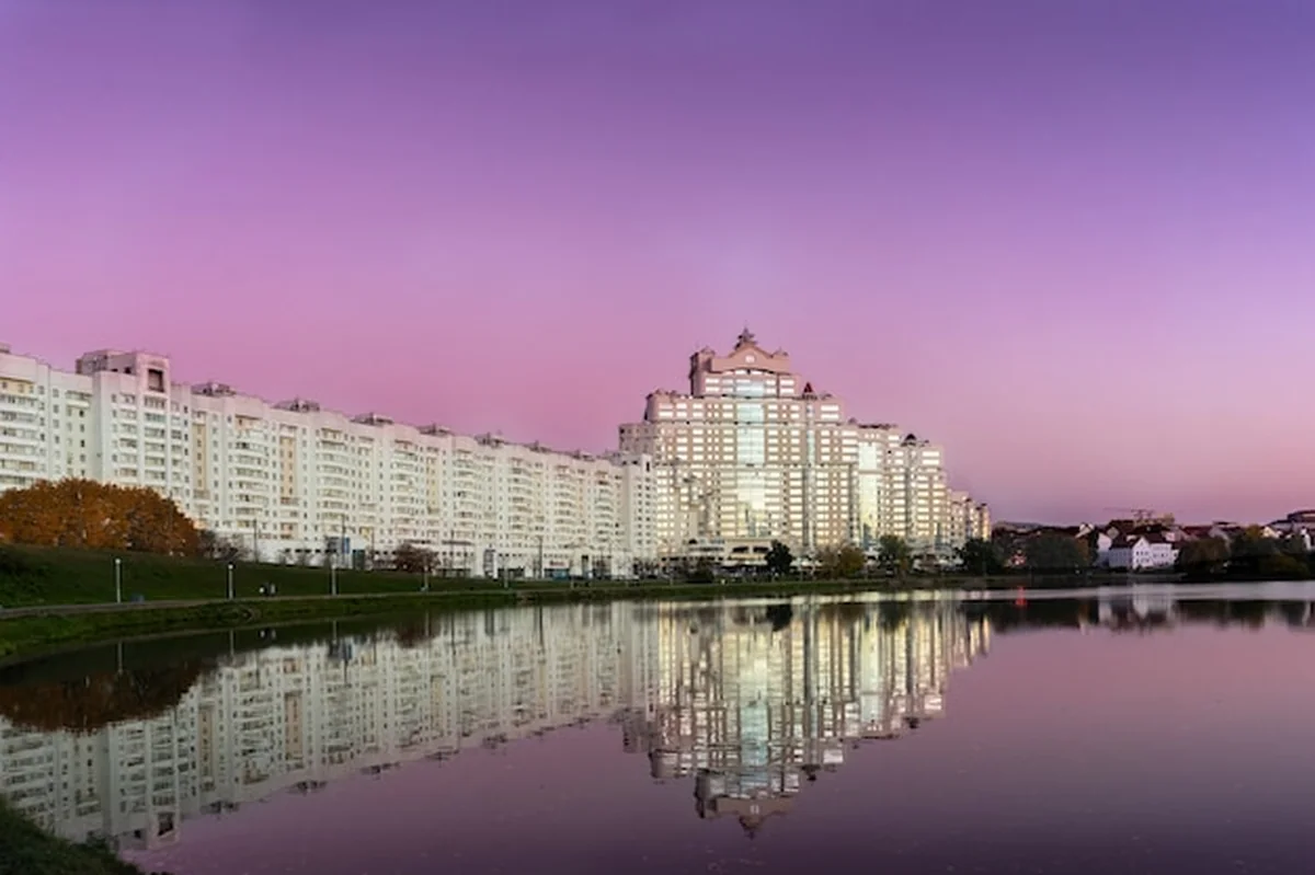 Nocny widok na historyczne centrum Mińska, Białoruś w jesienny wieczór. Dom w wodzie z odbiciem