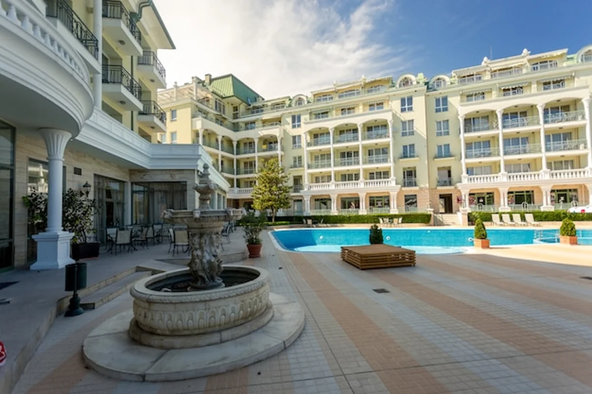 Widok na basen w luksusowym hotelu w słoneczny dzień