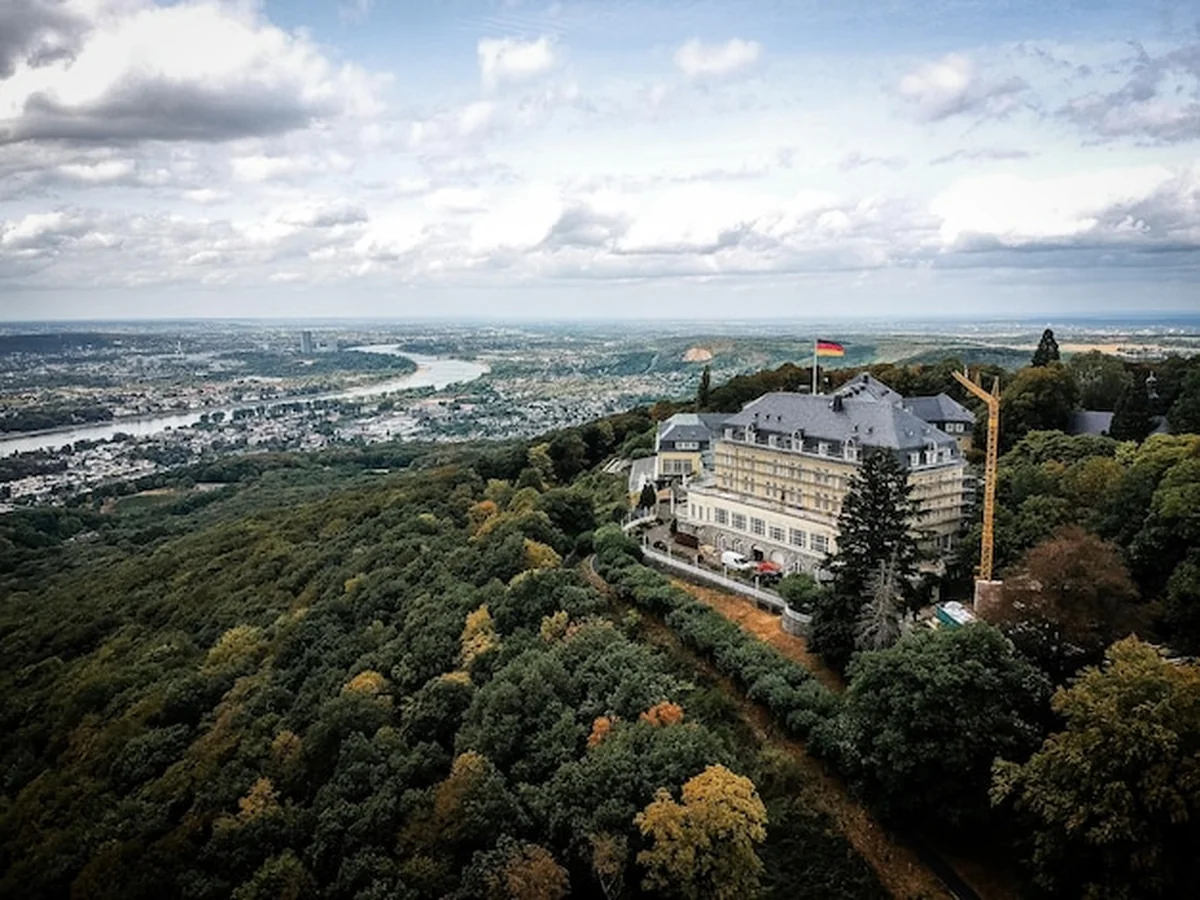 Widok budynków na tle nieba z wysokiego punktu