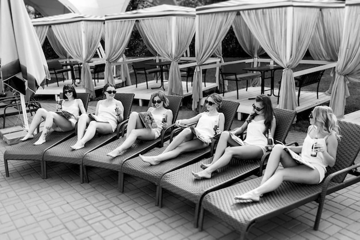 Młode dziewczyny odpoczywające przy basenie