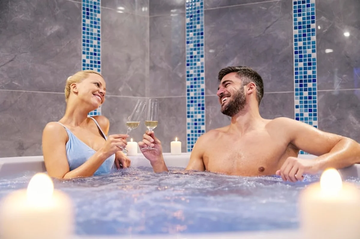 Romantyczna para pije szampana w jacuzzi