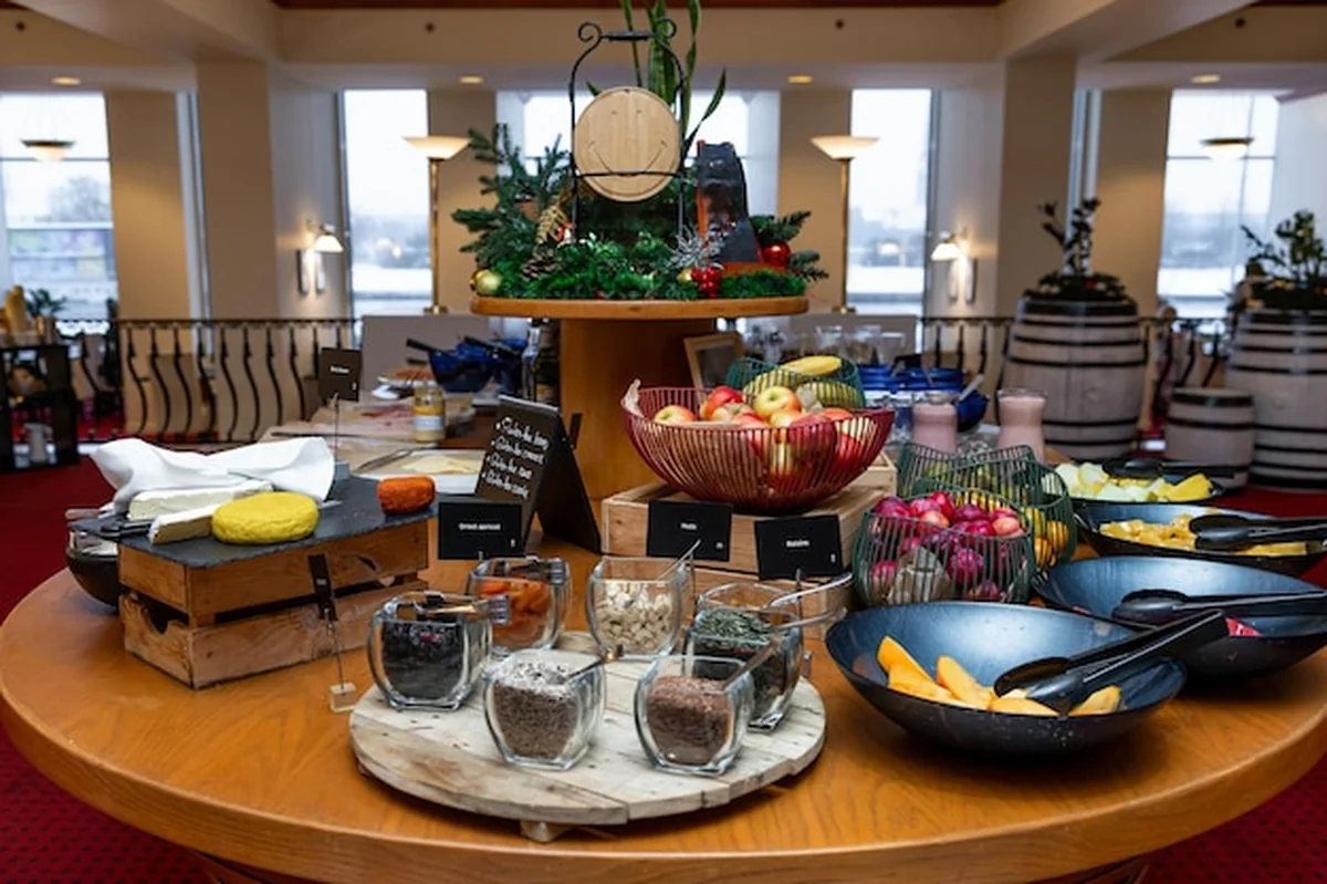 Bufet śniadaniowy w luksusowym hotelu z zdrowymi opcjami