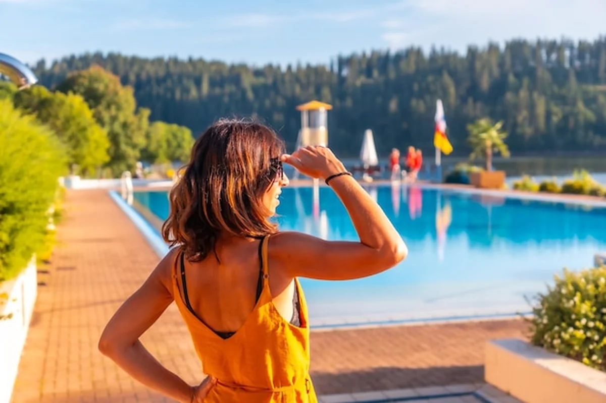 Turysta nad jeziorem Schluch w Czarnym Lesie w Niemczech