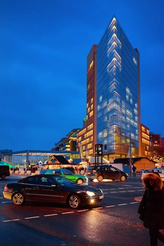 Potsdamer Platz z transportem samochodowym i nowoczesną architekturą na stacji kolejowej Bahnhof w Berlinie