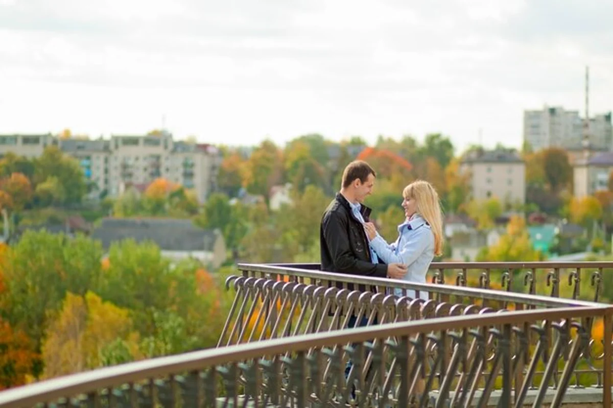 Romantyczna para w parku jesienią