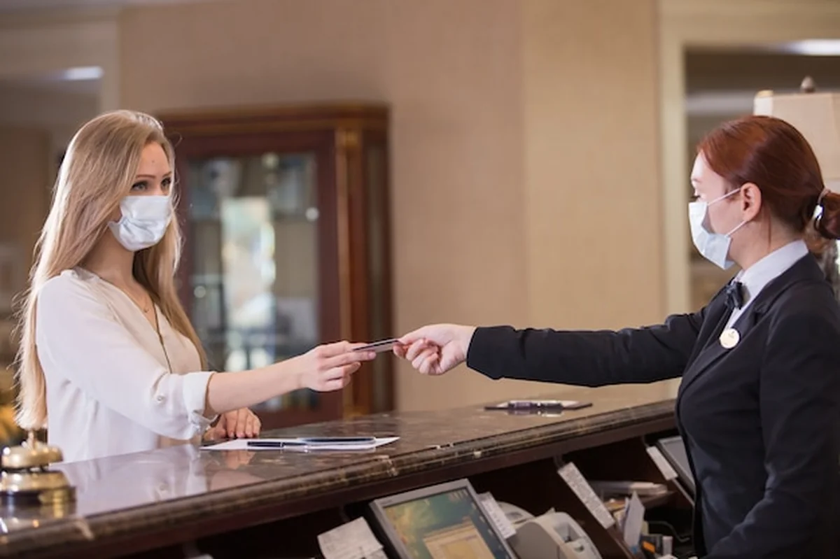 Personel hotelu nakłada na Gości maski medyczne