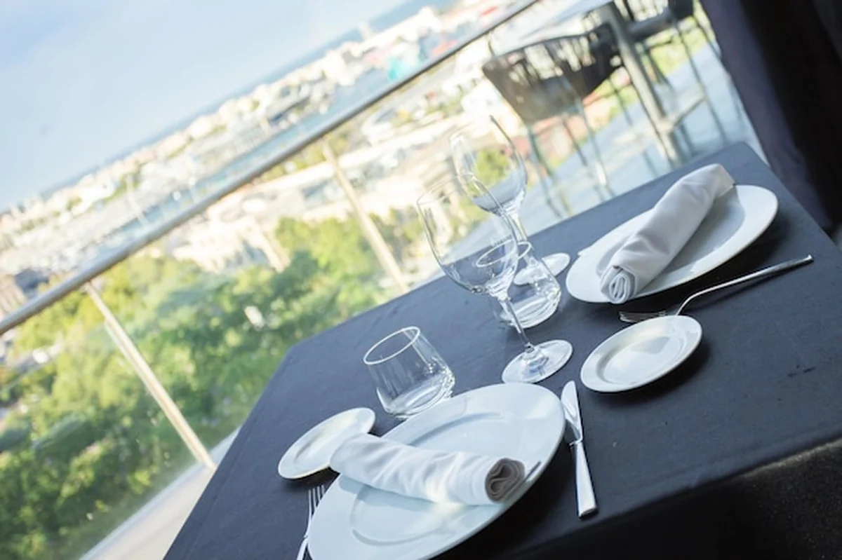 Elegancki stół restauracyjny z sztućcami, naczyniami i szklankami